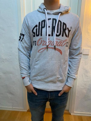 Superdry Hoodie  - Riktigt Fet superdry hoodie! Storlek L modellen är cirka 180. Hör av dig vid frågor!