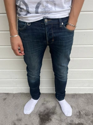 Neuw jeans marinblå slim - Hej, riktigt snygga Neuw jeans i gott skick säljes! Modellen på bilden är 183cm och väger 68kg. Passformen är slim fit och storleken är W30/L32. Inga defekter! Hör av dig vid intresse av köp! Mvh DC ♦️