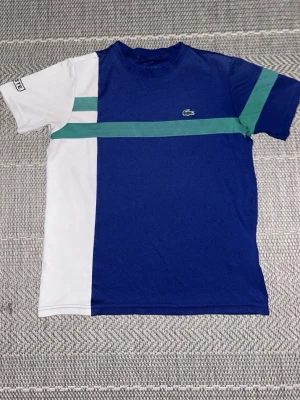Lacoste T-Shirt - Blå Lacoste T-Shirt som inte passar mig längre               Size 152