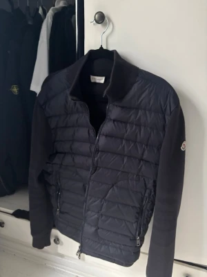 Svart dunjacka från Moncler - Snygg svart dunjacka från Moncler med quiltad front och mjuka ärmar. Storlek M men passar S också