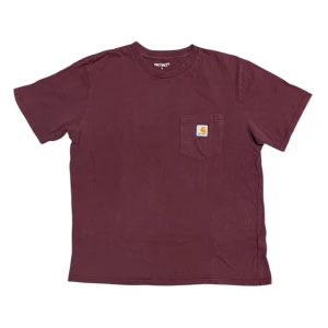 Carhartt WIP S/S Pocket Burgundy Tshirt - Den här varan kommer auktioneras ut på Sneakershyllan x Plick Live Torsdagen 10 september kl 19 med ett startpris på endast 10 kr❗️Burgundy t-shirt med ficka från Carhartt WIP i storlek Large, gott skick med lite fadeing av färgen 