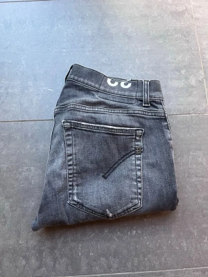 Dondup jeans - Dondup jeans i bra skick. Storlek 32. Jeansen är uppsydda. 