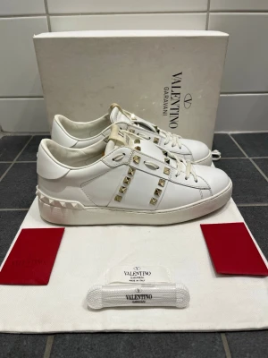 Valentino Rockstud Sneakers - Tja, Säljer dessa Superfina Valentino Rockstuds! Skorna är i mycket fint skick och är använda väldig lite! Storlek 38,5 och Innermått är 25,5 cm! Låda, två valentino kort, dustbag samt nya skosnören ingår vid köpet! Vid fler frågor är det bara att höra av sig!🙌