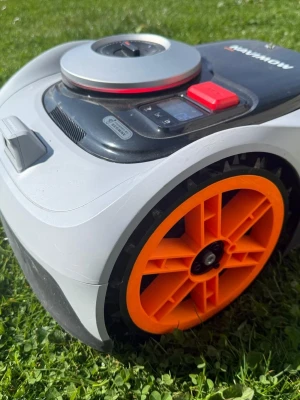 Navimow hjul i105e  - Det är två hjul och de är bra i gräset och det är billigare än att köpa för dem i den butiken 
