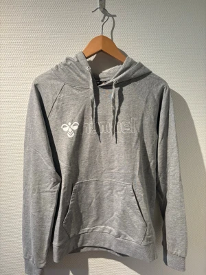 Hummel Hoodie  - Grå hoodie med luva från Hummel🩶 Storlek M
