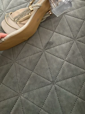 Beige sandaler med strass och klack - Snygga beige sandaler med tunna remmar dekorerade med strass och gulddetaljer. Skorna har fyrkantig tå och en transparent blockklack som ger en modern touch. Perfekta för dig som vill sticka ut med stilrena detaljer och trendig design.