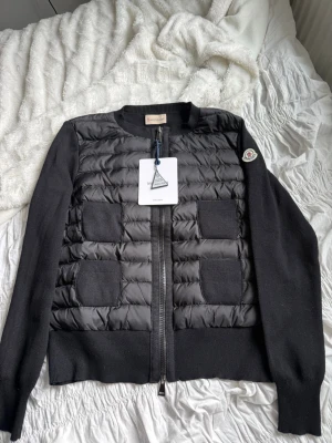 Svart cardiganjacka från Moncler - Hej, jag säljer min Moncler jacka då den inte kommer till andvändning 🤗 Det ska även komma med en påse till men hittar inte den just nu! Skriv vid frågor och pris kan diskuteras 💕