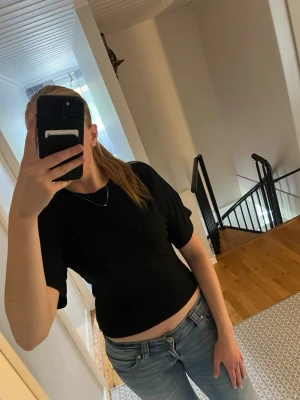 Svart croppad topp med kort ärm - Säljer en svart croppad topp med korta ärmar från lager 157