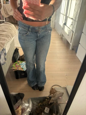Ljusblå bootcut jeans - Säljer mina jeans som var min go to under 2023. Dem är väldigt låg i midjan och jag köpte dem 2022 på Gina tricot därav att dem finns inte i lager längre där. Dem är lite äldre vilket ger dem en ”vintage” vibe 🩷
