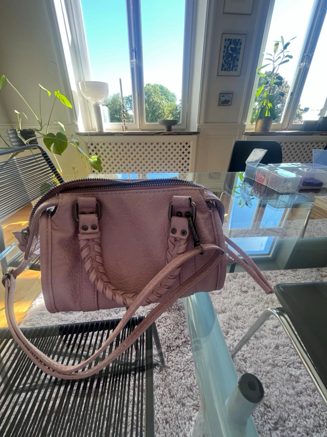 Ljusrosa handväska med flätade handtag - 2