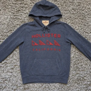 Hollister Hoodie ~ Vintage - Säljer denna riktigt stilrena hollister hoodien i mycket fint skick!🌟Strl S /// Hör gärna av er om ni har funderingar!👏