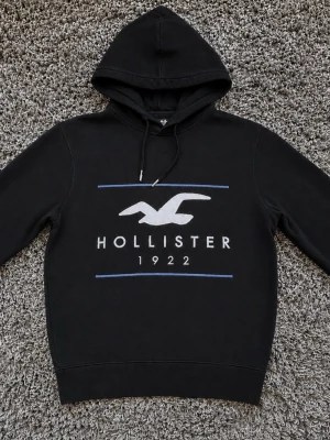 Hollister Hoodie - Säljer denna riktigt stilrena hollister hoodien i mycket fint skick!🌟Strl S /// Hör gärna av er om ni har funderingar!👏