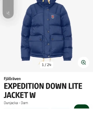 Blå Fjällräven Expedition dunjacka - Säljer en blå Fjällräven Expedition Down Lite dunjacka för dam. Sparsamt använd 1 vinter, endast nån sminkfläck i luvan men inget man ser. Storlek S men skulle säga att den passar M då den är ganska stor i storleken. Säljer då jag ska köpa ny färg. 
