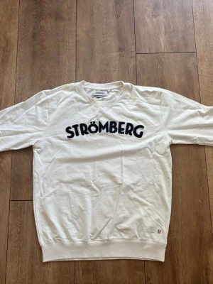 Strömberg Organic Cotton Sweatshirt (Offwhite) - Fint skick! ⚡️ - Säljer en skön sweatshirt från Strömberg i offwhite/vitt med snygg broderad logga på bröstet. Tillverkad i ekologisk bomull.  Märke: Strömberg  Material: 90% ekologisk bomull, 10% polyester  Skick: Fint skick, nära på nyskick Skickas spårbart eller hämtas enligt överenskommelse. Skriv ett DM om du vill ha mått eller funderar över något! 👕 