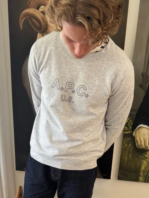 APC sweatshirt  - Modellen är 183cm lång och väger 72kg, medium