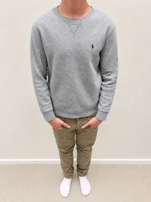 Ralph lauren (sweatshirt) - Tjena! Säljer nu denna snygga Ralph lauren sweatshirt som är snygg nu till hösten✅ tveka inte att höra av er vid minsta fråga🙌🏼