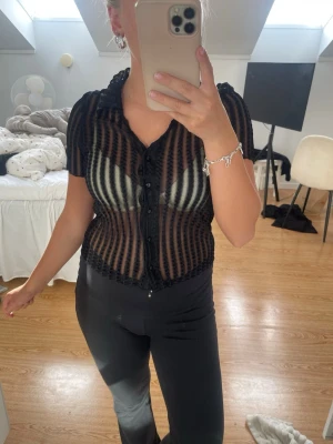Svart blus med kort ärm - Svart genomskinlig blus med kort ärm och knappar