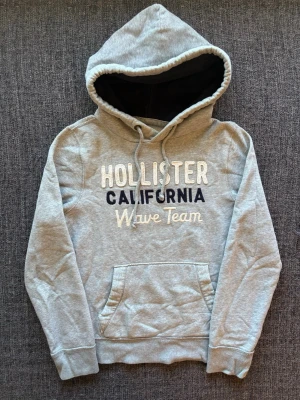 Hollister hoodie ~ sällsynt  - Säljer nu denna sjukt snygga Hollister Wave Team hoodien | st M ~ 175–185cm | passar perfekt nu till kyligare dagar! Modellen produceras inte längre och är därav väldigt sällsynt. Kan även gå ner lite i pris vid snabb affär🍁🫶