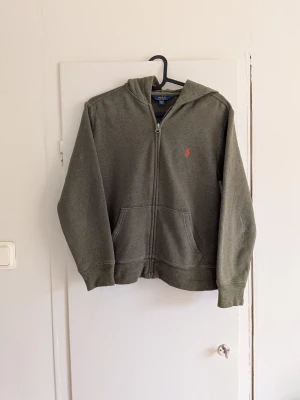 Vintage Ralph Lauren zip hoodie - Tjena! Jag säljer en riktigt snygg vintage Ralph Lauren zip hoodie😁 Den är självklart äkta✅ Skicka om du har några frågor☺️ Den har några fläckar annars bra skick!