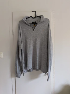 Ralph Lauren 1/4 zip - Tjena! Jag säljer en riktigt snygg vintage Ralph Lauren 1/4 zip😁 Den är självklart äkta✅ Skicka om du har några frågor☺️ Den har ett litet hål (se bild) annars bra skick! Storlek xl barn men passar xs vuxenstorlek!