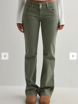 Nelly bootcut jeans - Super snygga jeans från Nelly, lite slitage längst ner vid hälarna 