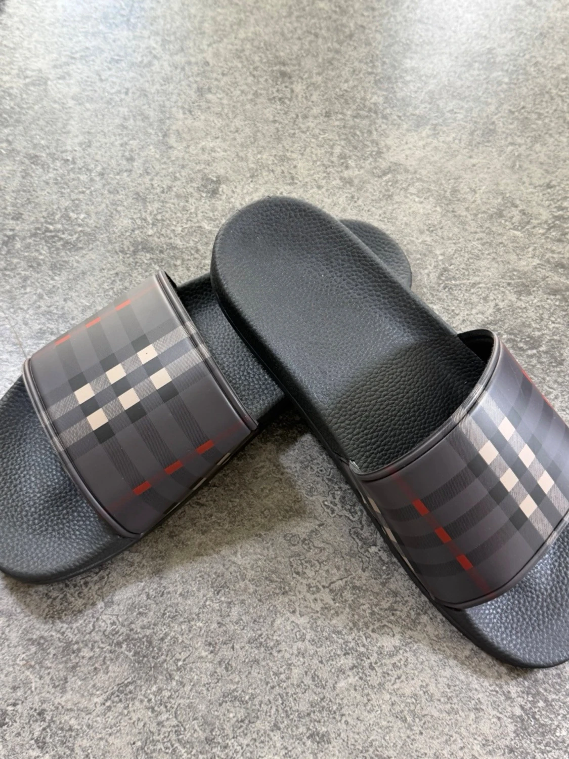 Svarta slides med rutigt mönster