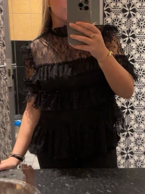 Malina Rachel Blus - Fin Malina-blus i riktigt bra skick! Inga tecken på användning.  Storlek M 💗 Skicka PM om du vill ha fler bilder.