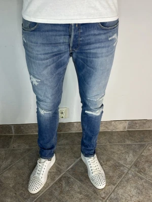 Replay Willbi Jeans - CONDITION — 9/10 Excellent condition.  Light signs of wear.     SIZE — 34/32 Model is 193 cm, 95kg  MEASUREMENTS (CM) (Please refer to the last photo for measurement guide)  A — 43 cm  B — 106 cm  C — 17 cm