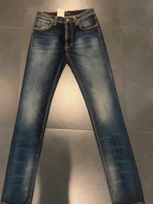 Nudie jeans slim fit - Snygga Nudie jeans med  tvättade detaljer. Jeansen har raka ben, klassisk femficksmodell och kontrastsömmar. Perfekta för en avslappnad och trendig look. Materialet är denim i bomull. Lean Dean Peel Blue, Knappt använda, Max 10ggr.  W30/L32✅ SÄLLSYNT✅