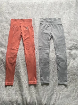 Två leggings - Säljer två par leggings från Proway, ett par i ljusgrått och ett par i korallrosa. Båda har bred, hög midja och är tillverkade i stretchigt material som sitter skönt. Då de är stretchiga passar de som XS, S eller M. Använt ett fåtal gånger. Köp båda för 200kr eller en för 100kr.