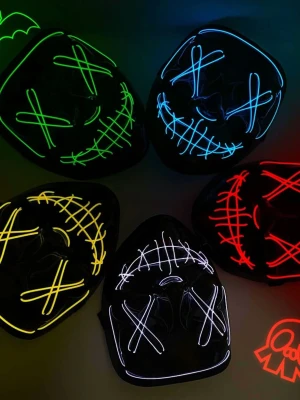 1 st halloween mask Led ljus up Mask färgen är slumpmässig - Gjord av premium PVC och El-kalljus tråd. Passar de flesta vuxna och barns ansikten. Har 3 ljuslägen: Konstant ljus, Långsam blinkning, Snabb blinkning. Fäst strömpaktet i fickan eller på kläderna. Kräver 2st AA-batterier (ingår ej)