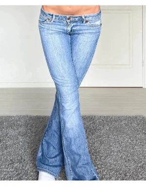 Wrangler jeans - Säljer ett par ljusblå bootcut jeans från wrangler då dom är för små för mig. Mått finns på sista bilden och skriv för funderingar eller flera bilder❣️💝storlek är 26/32 !två första bilder är lånade!