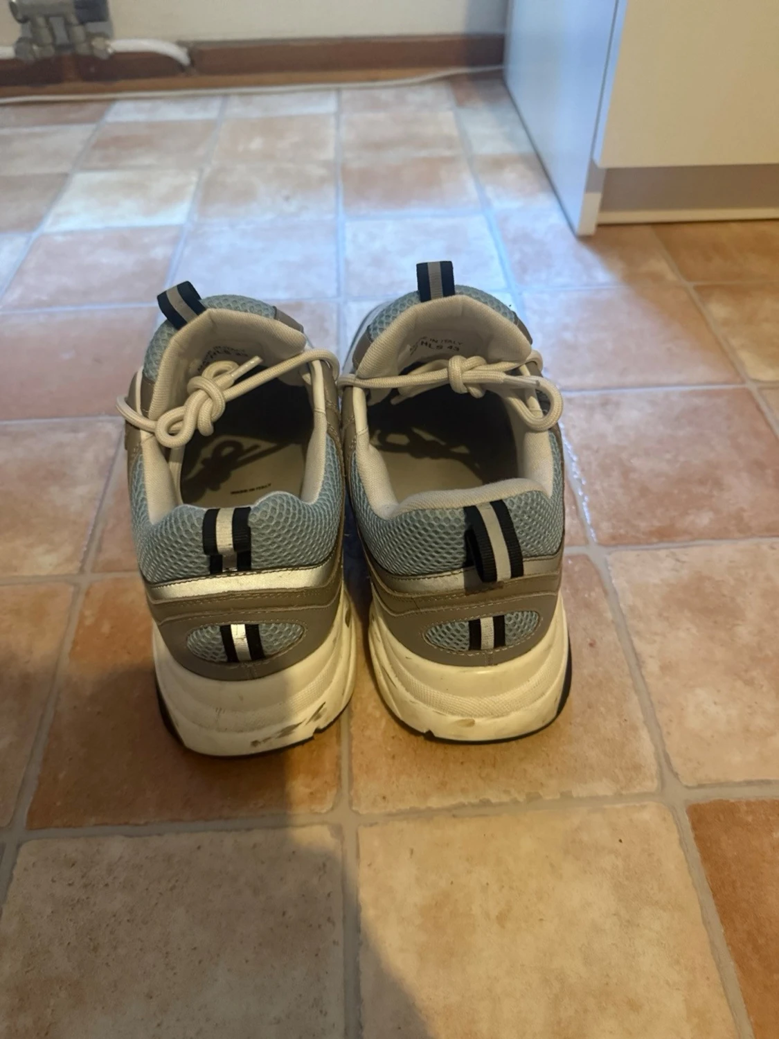 Två par sneakers i svart och grått - 4