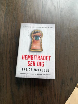 Hembiträdet ser dig - Freida McFadden - Helt ny och oläst bok av Freida McFadden – Hembiträdet ser dig.  Inbunden med hårda pärmar. Fint skick, inga skador eller märken.  Tredje delen i den populära Hembiträdet-serien. Perfekt för dig som gillar psykologiska thrillers och spänning!