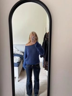 Mörkblå jeans - Säljer mina absolut favorit jeans som har blivit för små. Mörkblå lågmidjade jeans perfekta nu för hösten. Passformen är otroligt bra och de sitter väldigt bra runt rumpan och är perfekt lågmidjade. Tjockt och ordentligt tyg med pyttelite stretch. St 26 i midjan. Mycket bra skick men de har fransat sig nertill och fått några blekningar. Märket är mousse vintage, nypris ungefär 4000 kr. 