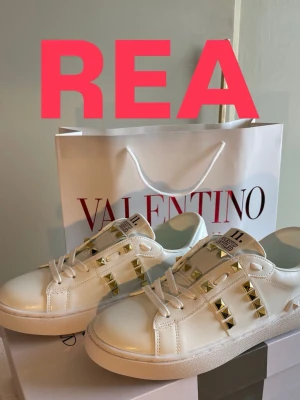 REA!!! Valentino sneakers - Endast 999 Tom 30/8. Säljer valentino garavani skor, rockstud 11 med guld färgade nitar. Väldigt fina och passar till de mesta, sommar skor som passar perfekt nu till sommaren, allt medföljer som på bild. Box och påse. Va snabb me beställningar, alla storlekar finns inne, för frågar är det bara att höra av sig🥰