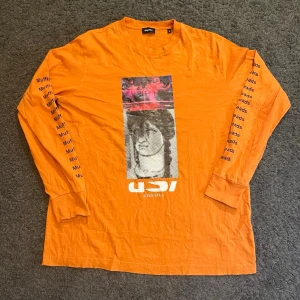 Diesel x Muffinheads Långärmad Graphic Tee  - Säljer denna riktigt schyssta långärmade tröja från Diesel i en snygg orange färg! Coolt cyber/staty-print på bröstet och detaljerade prints längs båda ärmarna ("Muffinheads"). Kom pm för fler bilder och priset kan självklart diskuteras.