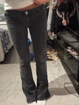 Svarta bootcut jeans med stretch - Säljer ett par svarta bootcut jeans med utsvängda ben. Jeansen har en snygg tvättad look och är tillverkade i stretchigt material för skön passform. Så sköna o sitter som en smäck! 