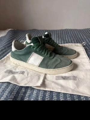 Valentino flycrews - Tja! Säljer nu ett par valentino flycrews i storlek 43 dom är gröna och vita. I använt skick och dustbags följer med