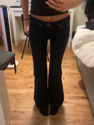 Mörkblå bootcut jeans med låg midja - Säljer ett par svarta bootcut jeans med låg midja 