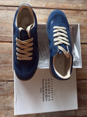 Blåa Maison margiela,GATS - Tjena säljer nu mina Maison margiela gats och dem är helt nya och du får med dustbag och boxen, tveka inte att höra av er vid frågar och priset är inte hugget i sten.