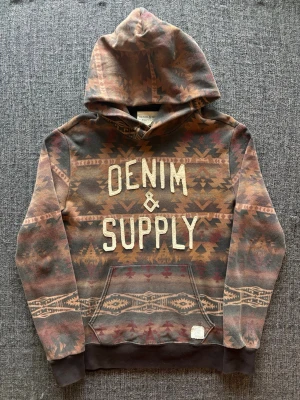 Denim & supply hoodie ~ sällsynt  - Säljer nu denna sjukt snygga Denim & Supply hoodien | st S ~ 170–180cm | unikt mönster som verkligen sticker ut! Passar perfekt nu till kyligare dagar! Modellen produceras inte längre och är därav väldigt sällsynt. Kan även gå ner lite i pris vid snabb affär🍁🫶