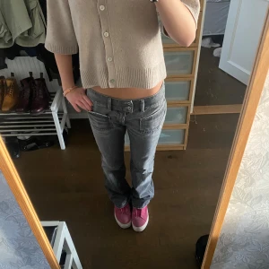 Diesel Jeans - Gråa Diesel jeans i storlek W28. Midjemått tvärsöver: 39 cm. Innerbenslängd: 79 cm❤️