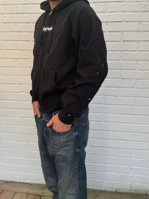 Supreme x Maison margiela - Skön hypebeast hoodie i storlek M med collab av supreme och masion margiela. 