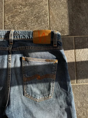 Nudie Lean Dean - Säljer nu mina Nudie Lean Dean i storleken 30/32! Passar på dig mellan 175 och 185! Skicket är mycket bra och passformen är slim/regular! Nypris ligger på över 2000kr! Obs! Lite uppklippt i benen (se bild)! Vid frågor eller funderingar är det bara att höra av sig!