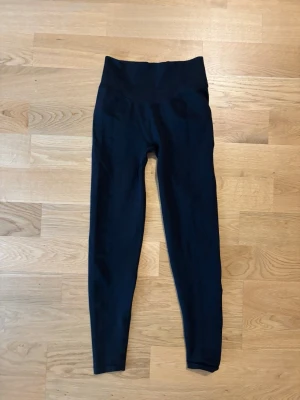 Svarta leggings från PINK Victorias secret - Säljer ett par svarta leggings från PINK by Victoria's Secret i storlek S. De har hög midja och är tillverkade i ett stretchigt material 