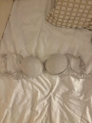 vit spets bh💕 - använd men inga vidare defekter!