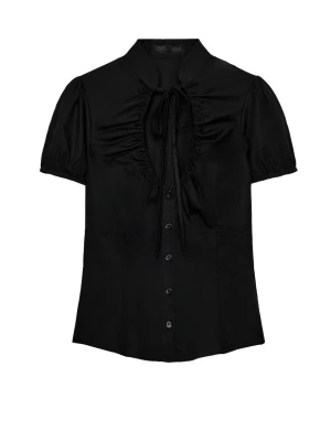 Svart blus med knyt från ZARA - Trendig svart blus från ZARA med korta puffärmar och knytband vid halsen. Endast använd en gång så den är som i nyskick! 🙌🏼Kan diskutera pris.