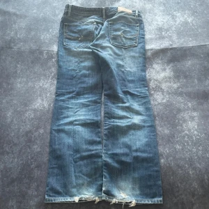Blå Jack & Jones vintagejeans för herrar i storlek W32 L30 - W/L är uppskattade utifrån måtten.  Mått 📏 Midja: 42 cm Benslut: 21 cm Lår: 31 cm Totallängd: 99 cm  Skickas inom ett dygn Spara på priset och frakten genom att sätta ihop ett paket Mer information finns på min profil  18-403