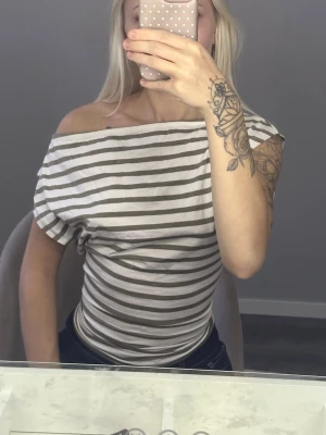 Nelly - Säljer denna fina topp från Nelly som tyvärr aldrig kommer till användning💕